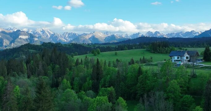 Wiosenny krajobraz g&oacute;rski, G&oacute;ry na tle błękitnego nieba, 