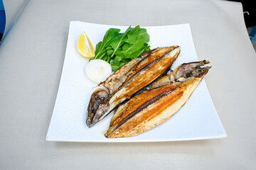 Fried Anchovies (Turkish Name: Hamsi Tava) .Hamsi, istavrit, sardalya tava. Balik kizartma. Izgara cipura levrek, palamut  yesil salata.