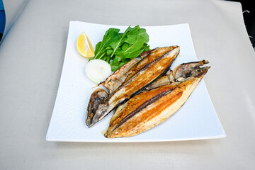 Fried Anchovies (Turkish Name: Hamsi Tava) .Hamsi, istavrit, sardalya tava. Balik kizartma. Izgara cipura levrek, palamut  yesil salata.