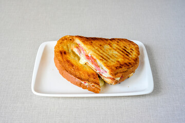 Turkish karisik atom kare  tost ( kasarli bazlama tost) . Sucuklu, Kasarli,  cheddarli, kavurmali...