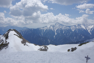 Fototapeta premium 残雪期の山