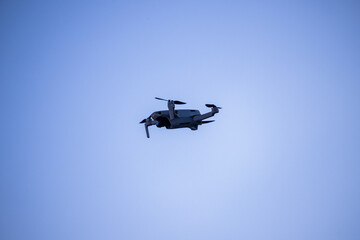 Kompakte Drohne im Flug – Naturaufnahme