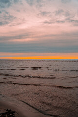 Obraz premium evening sunset by the sea with waves in the sea