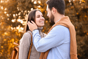 Obraz premium Beautiful couple spending time together outdoors on autumn day