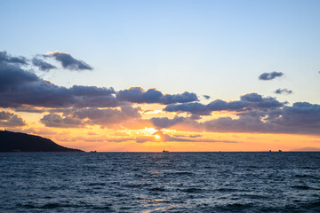 兵庫県明石海峡の夕暮れ。淡路島を背景に日が沈んでいく