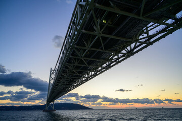 夕暮れの明石海峡大橋