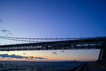 夕暮れの明石海峡大橋