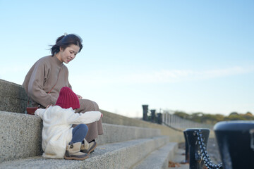 A 5-month-old baby, a 3-year-old girl, and a Japanese woman in her 30s spend a cold winter night sitting on the steps of a park by the sea in Hakata, Fukuoka Prefecture.