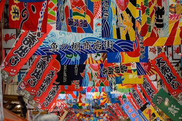 Obraz premium 年末のお客さんで賑わう明石の魚の棚商店街