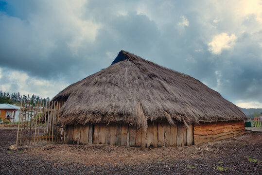 Ruca etnia mapuche en cielo nublado, pueblo de Carahue Regi&oacute;n de la Araucan&iacute;a Chile.