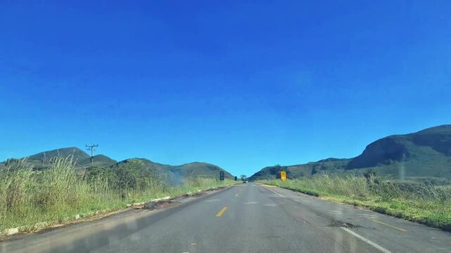 Time lapse dirigindo na cidade de Alto Paraiso de Goi&aacute;s, regi&atilde;o da Chapada dos Veadeiros, Estado de Goi&aacute;s, Brasil
