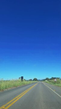 Time lapse dirigindo na cidade de Alto Paraiso de Goi&aacute;s, regi&atilde;o da Chapada dos Veadeiros, Estado de Goi&aacute;s, Brasil