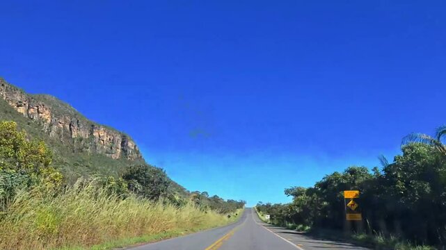 Time lapse dirigindo na cidade de Alto Paraiso de Goi&aacute;s, regi&atilde;o da Chapada dos Veadeiros, Estado de Goi&aacute;s, Brasil