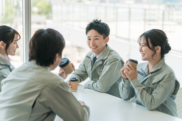 工場・中小企業で休憩・会議・打ち合わせするエンジニア・作業員（建築・建設・開発・不動産・電気工事）
