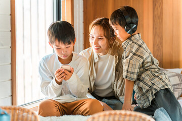 スマホ・スマートフォン・アプリ・SNS・ゲームを使う子供

