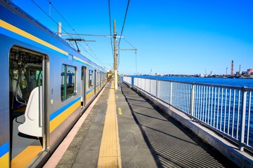 Fototapeta premium 横浜市、海芝浦駅のホーム