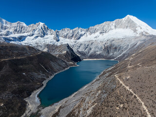 Obraz premium Aerial view of beautiful snow capped mountain and lake landscape in Tibet, China