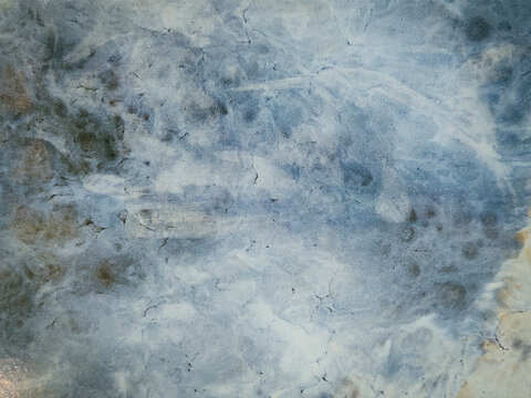 Textura de m&aacute;rmore fosco acetinado com ondas azul. Superf&iacute;cie Abstrato luxuoso azul com manchas e fuma&ccedil;a azul e preto. Textura para designs, planos de fundo e materiais em 3D
