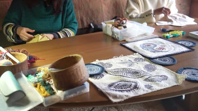 手縫いで刺繍する女性