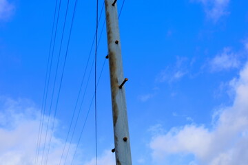 Obraz premium 岐阜県池田町の電柱と青空