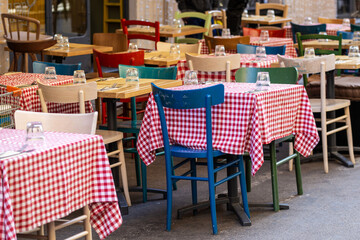 Restaurant à la terrasse colorée dans le centre ville de Palerme