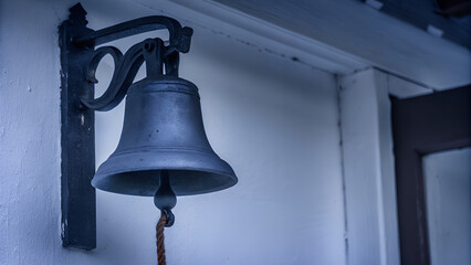 Obraz premium School bell hanging in vintage hallway