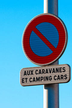 Panneau de stationnement interdit aux caravanes et camping cars