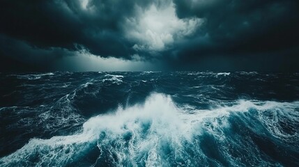 Naklejka premium Dark Stormy Ocean Waves Crashing Under Thunderous Clouds