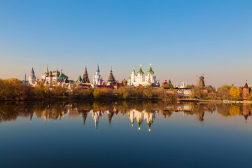 Obraz premium View of the Izmailovsky Kremlin and its reflection in the Serebryano-Vinogradny Pond in golden autumn. Moscow, Russia