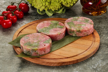 Raw Tuna medallion with broccoli