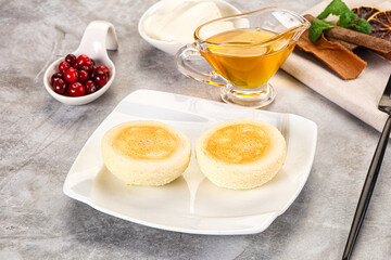 Roasted cheesecakes - Syrniki with honey