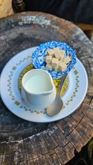 Milchkaffee in antiker Kaffeetasse, im Cafe
