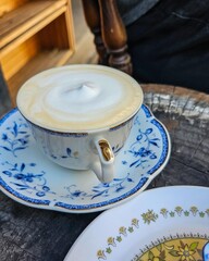 Milchkaffee in antiker Kaffeetasse, im Cafe
