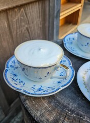 Milchkaffee in antiker Kaffeetasse, im Cafe
