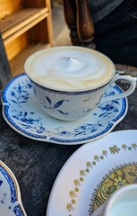 Milchkaffee in antiker Kaffeetasse, im Cafe

