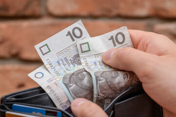 Banknoty wyjmowane z portfela, Polskie pieniądze 