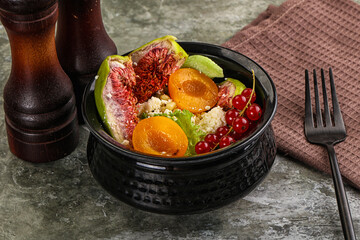 Salad with fig and sheep cheese