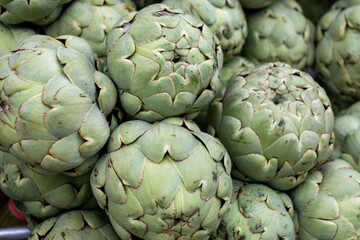 Obraz premium Fresh ripe green organic artichokes heads on local farmers market in Dordogne, France