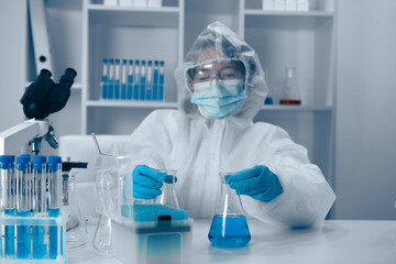Fototapeta premium An experienced scientist is conducting intricate and detailed experiments in a stateoftheart modern lab, showcasing both precision and collaboration in groundbreaking and innovative research
