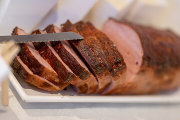 , Deutschland, 28.12.2024,  Aufgeschnittener Leberkäse ( Fleischkäse ) auf einem Teller, mit...