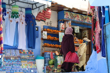 Boutique souvenir et artisanat, gens musulman dans une ruelle du village bleu de Chefchaouen au...