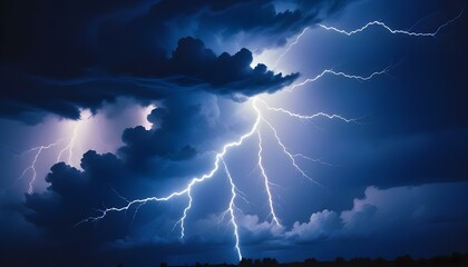 Un rayo azul brillante que atraviesa un cielo azul oscuro