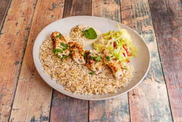 The key to its distinctive flavor lies in the marinade, which usually includes spices such as cumin, paprika, garlic and oregano, among others