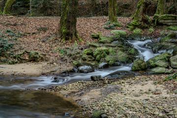 Ein frostiger Tag am Wasserfall im Perlbachtal, Niederbayern