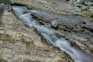 Ein frostiger Tag am Wasserfall im Perlbachtal, Niederbayern
