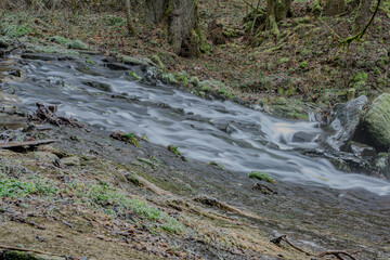 Ein frostiger Tag am Wasserfall im Perlbachtal, Niederbayern