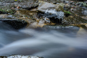 Ein frostiger Tag am Wasserfall im Perlbachtal, Niederbayern