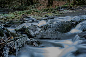 Ein frostiger Tag am Wasserfall im Perlbachtal, Niederbayern