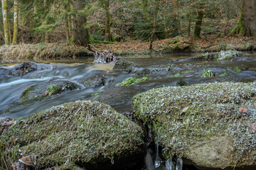 Ein frostiger Tag am Wasserfall im Perlbachtal, Niederbayern