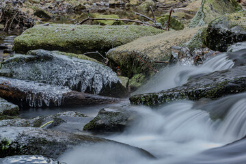 Ein frostiger Tag am Wasserfall im Perlbachtal, Niederbayern